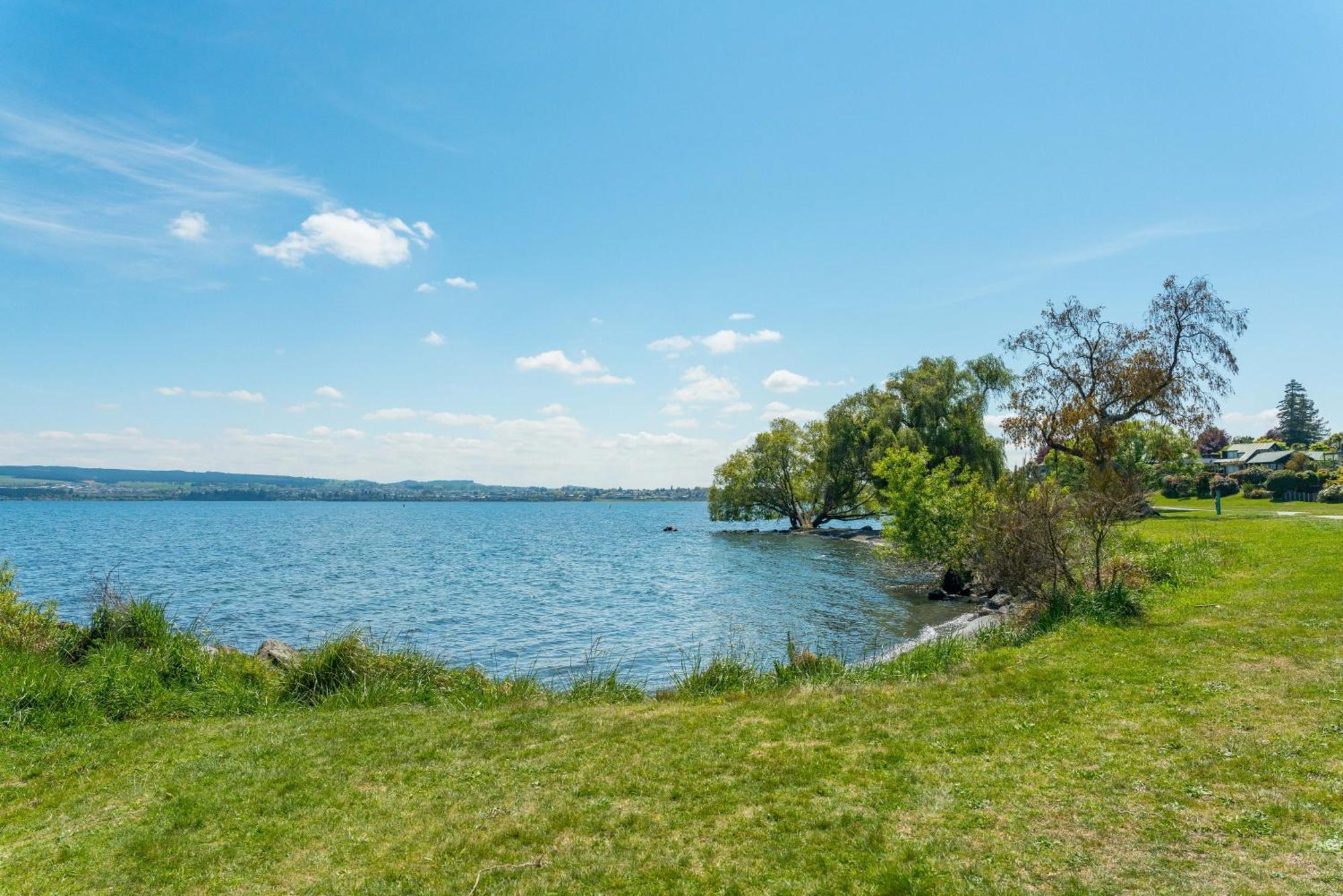 Lakeview Cottage - Rainbow Point Holiday Home Taupo Exterior photo